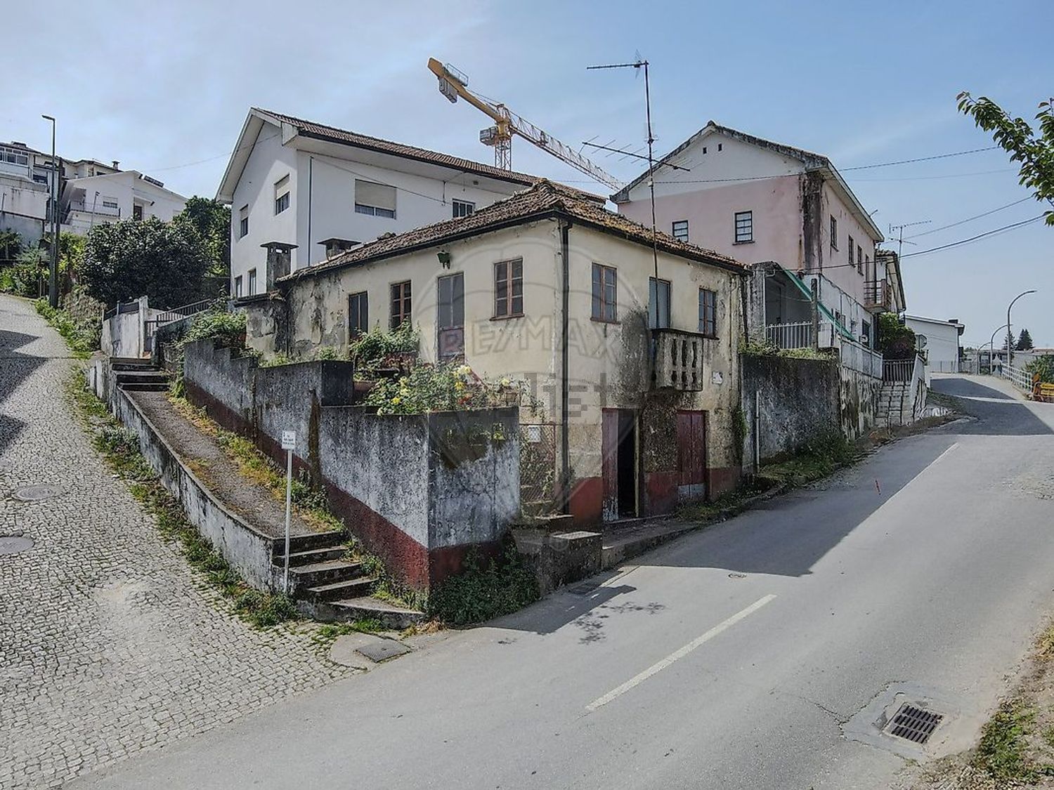 小楼房或独栋别墅出售在Rua Monte Valongo - 外立面