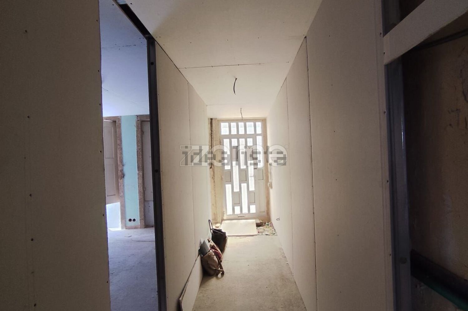 小楼房或独栋别墅出售在Travessa de São Dinis, 72 - 入口 / 出口