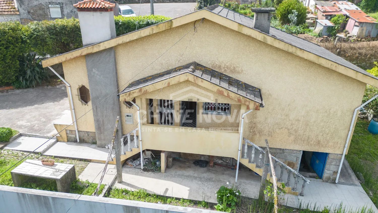 小楼房或独栋别墅出售在Rua do Bairro - 外立面