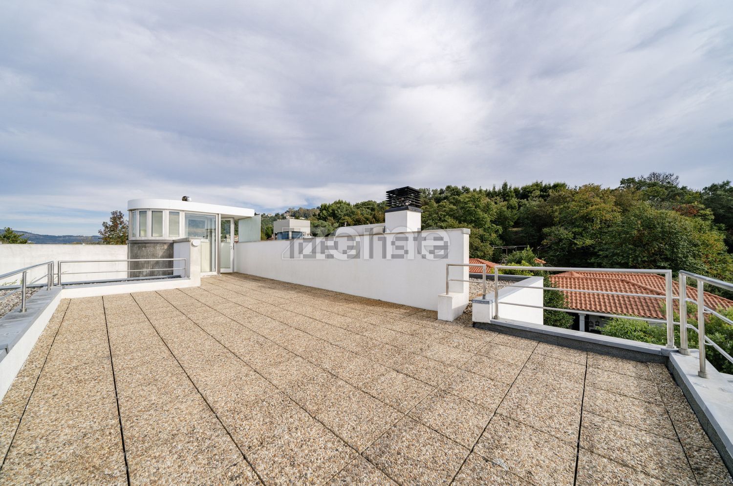 小楼房或独栋别墅出售在Rua Monte da Escola - 外立面