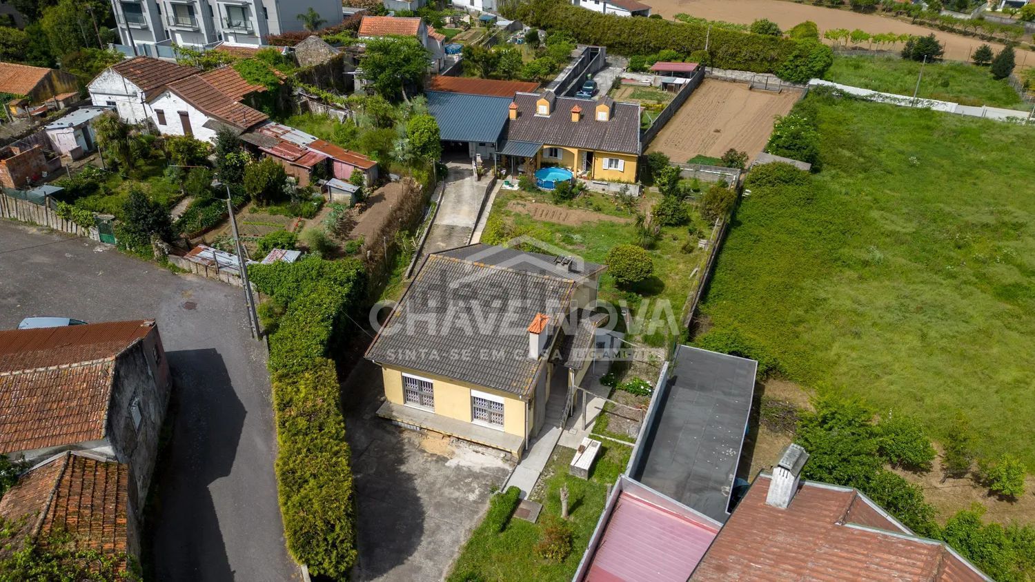小楼房或独栋别墅出售在Rua do Bairro - 游泳池
