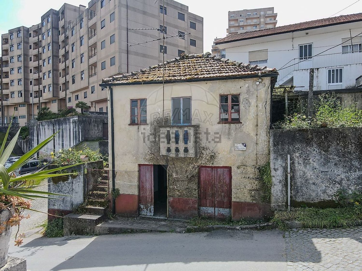 小楼房或独栋别墅出售在Rua Monte Valongo - 外立面