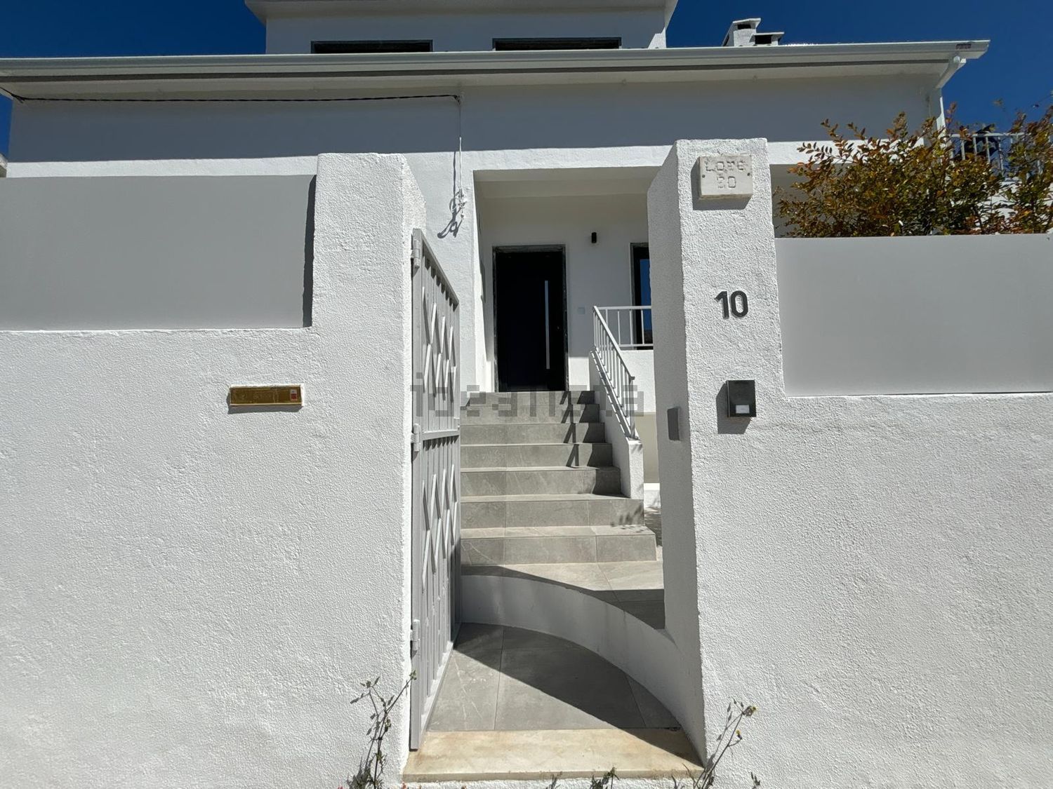小楼房或独栋别墅出售在Rua Oliveira Martins - 详情