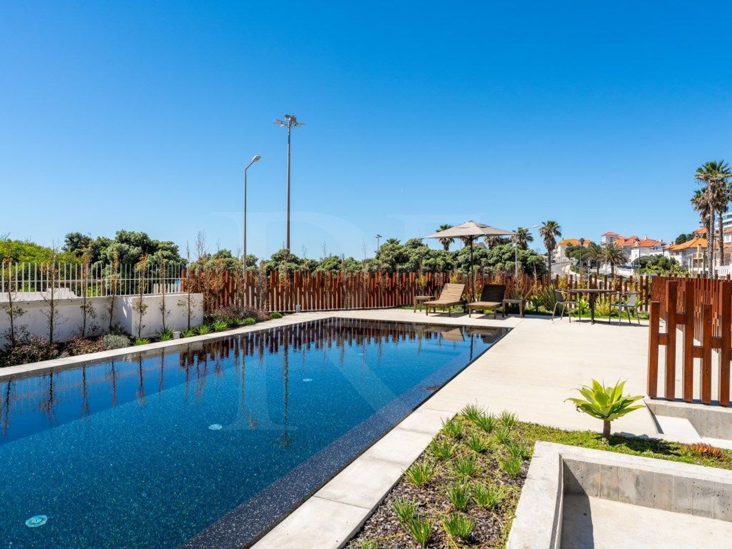 小楼房或独栋别墅出售在 São Pedro do Estoril - 游泳池