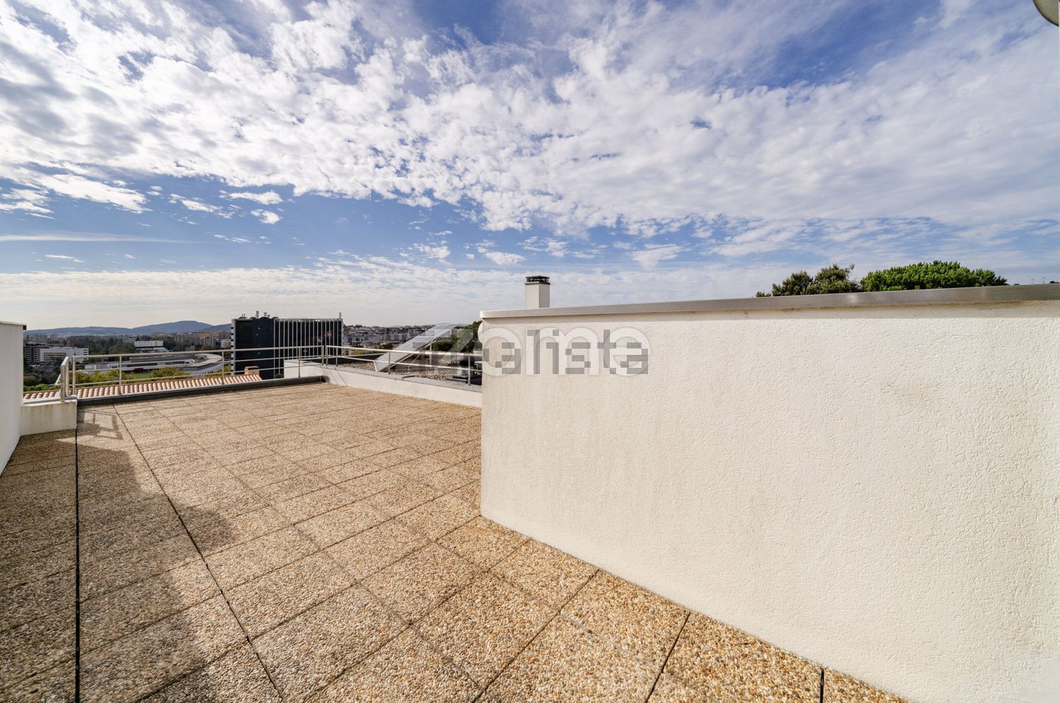 小楼房或独栋别墅出售在Rua Monte da Escola - 视线