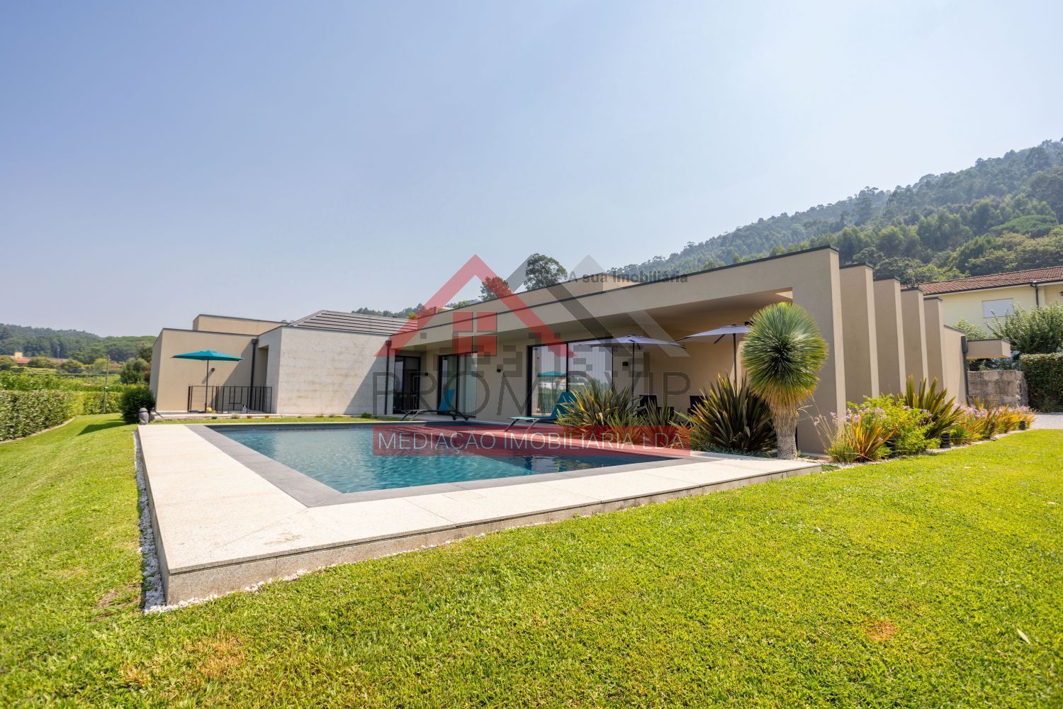 小楼房或独栋别墅出售在 Santo Tirso - Couto - Burgães - 游泳池