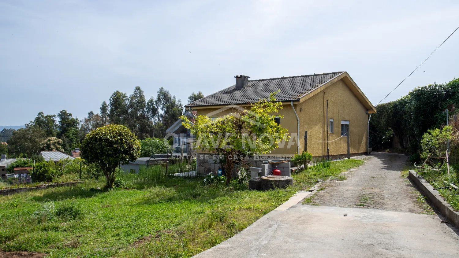 小楼房或独栋别墅出售在Rua do Bairro - 外立面