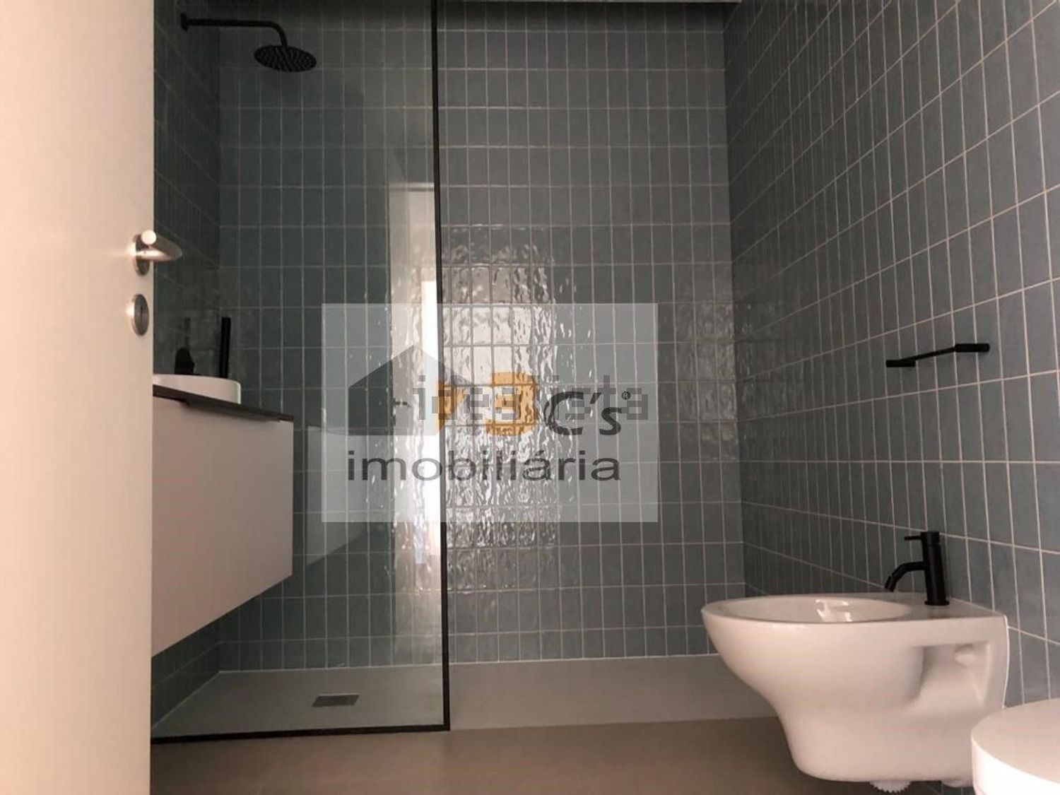 出租公寓 t1在 Hospital São João - Pólo Universitário - 卫生间