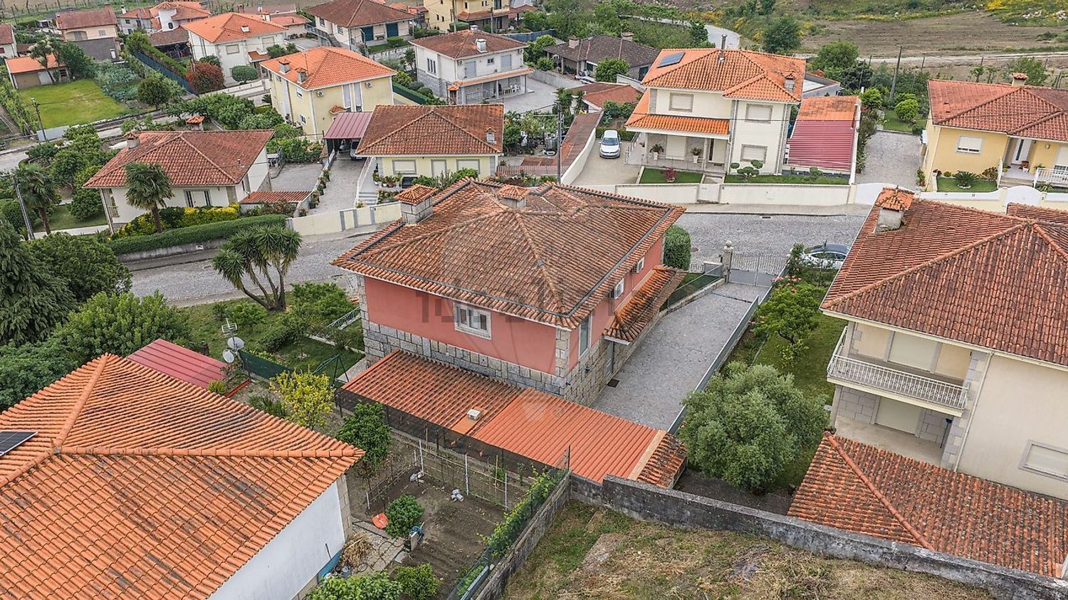 小楼房或独栋别墅出售在 Lugar de Ribeirinho, 4830-371 s/n - 外立面