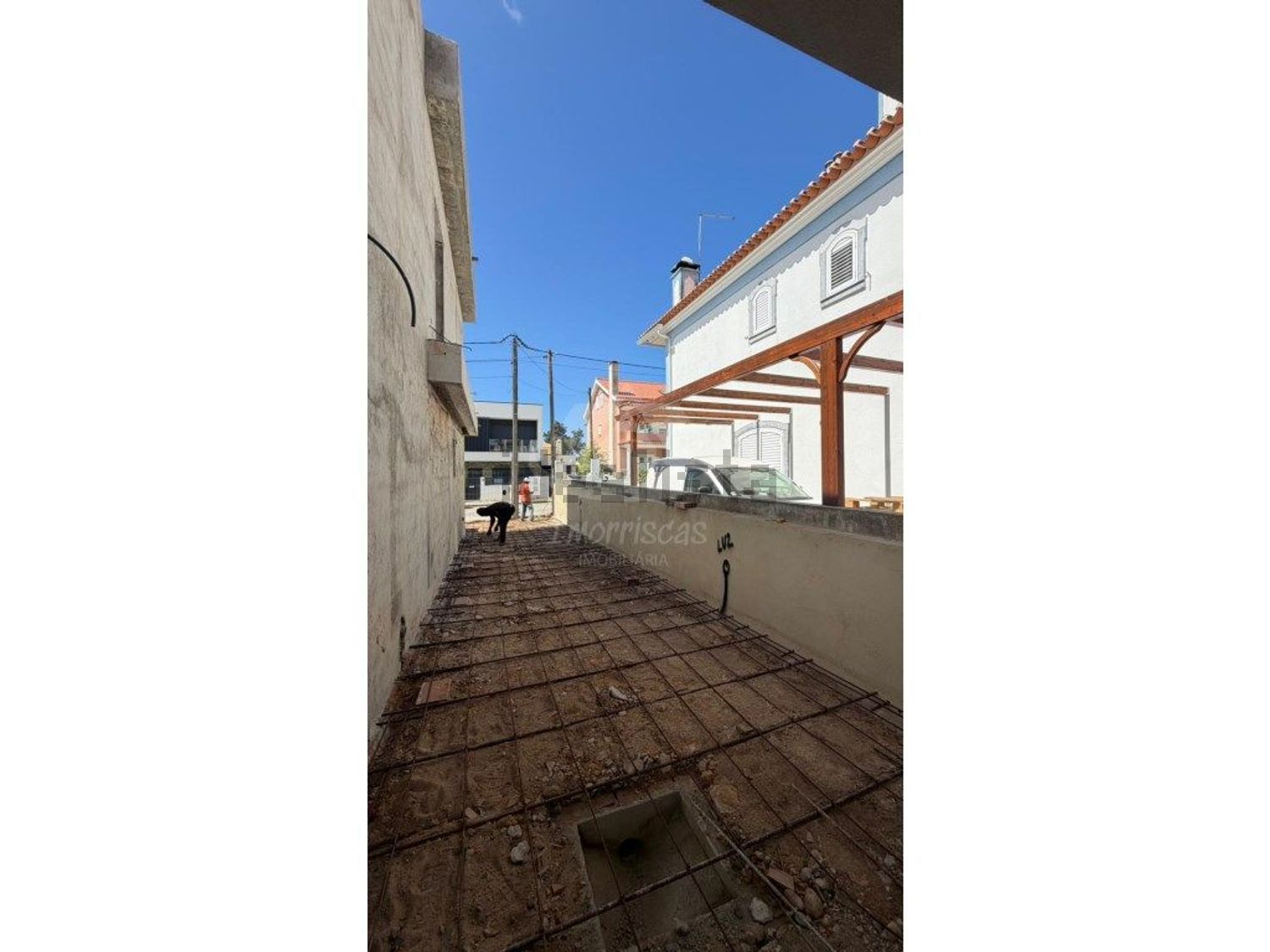 小楼房或独栋别墅出售在Rua António Jacinto - 阳台