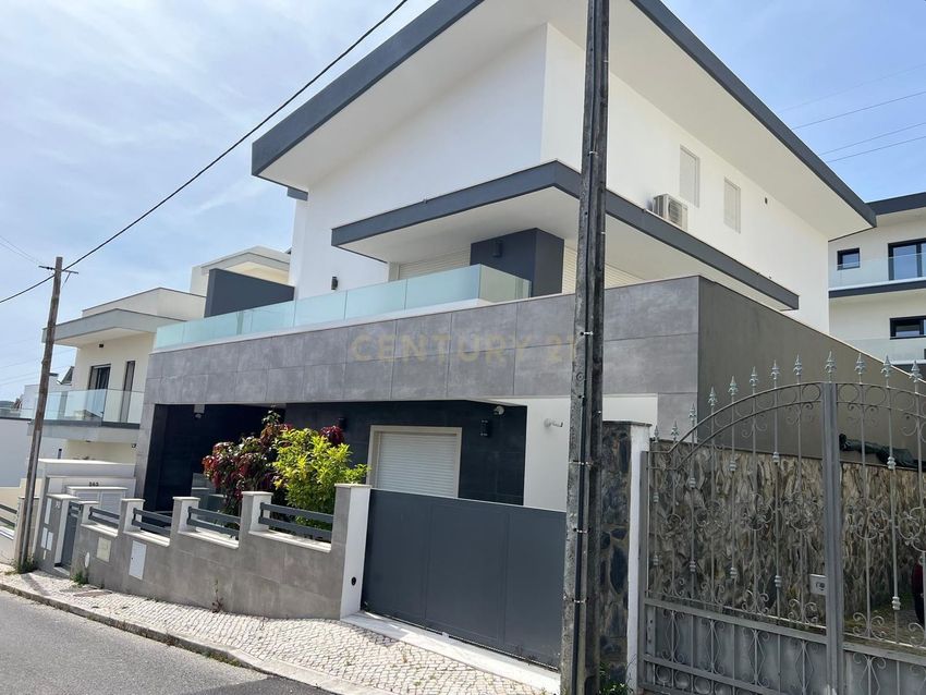 小楼房或独栋别墅出售在Rua Cidade de Rio Maior, 25 , 25a