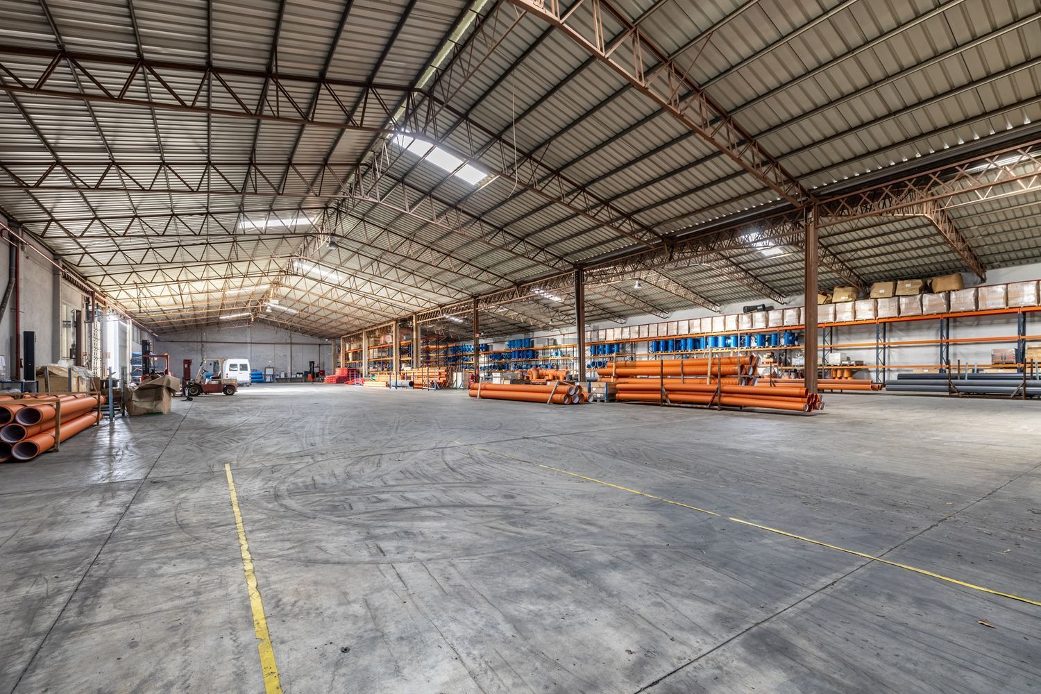 小楼房或独栋别墅出售在Estrada Principal, 360 - 仓库