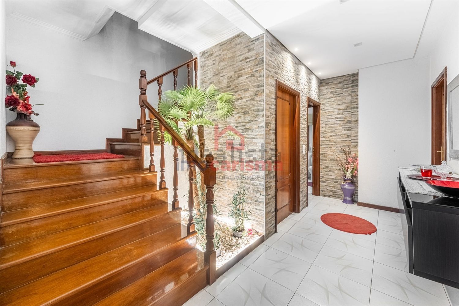 小楼房或独栋别墅出售在 Santo Tirso - Couto - Burgães - 前厅