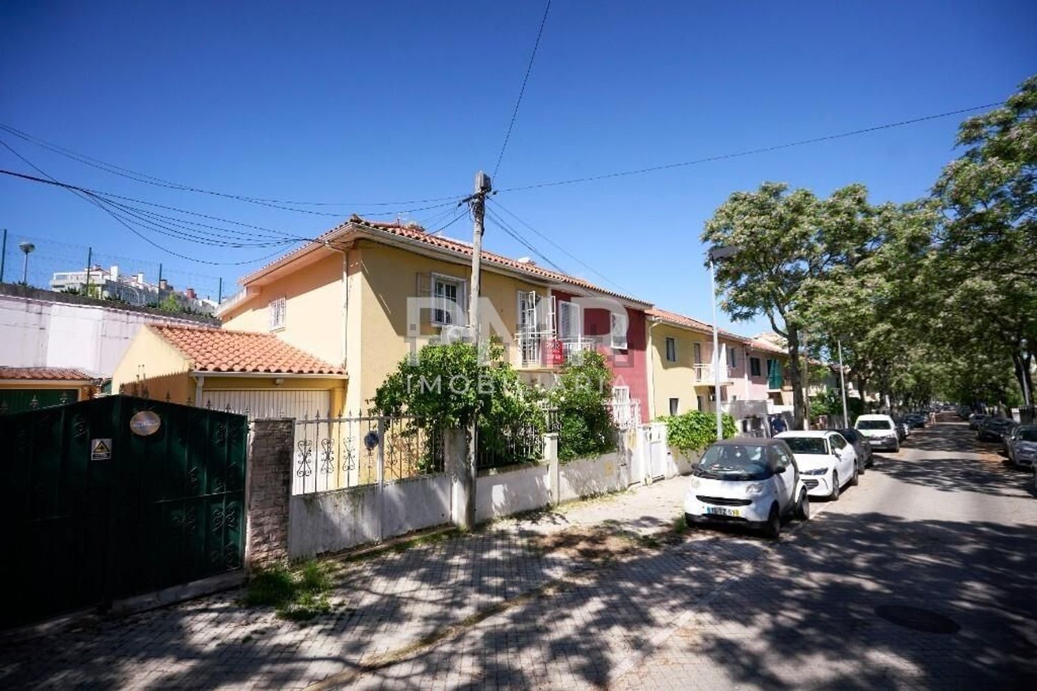 小楼房或别墅出售在 Bairro de Santa Cruz - 外立面