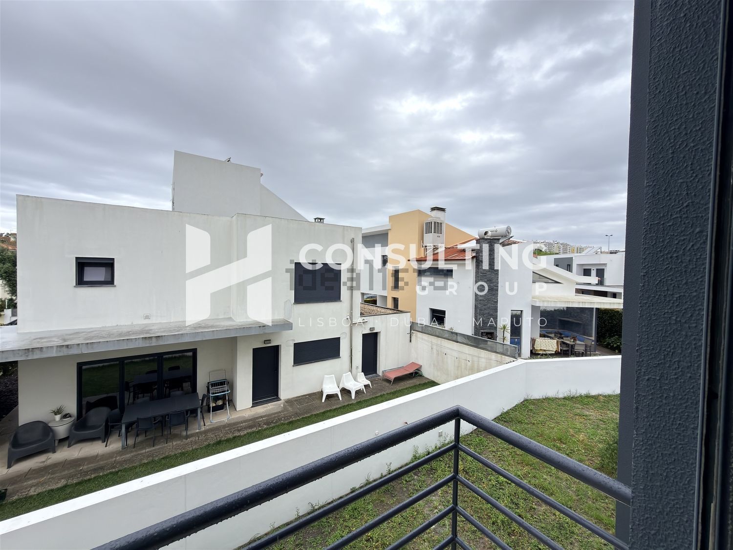 小楼房或独栋别墅出售在 Centro do Feijó - 露台