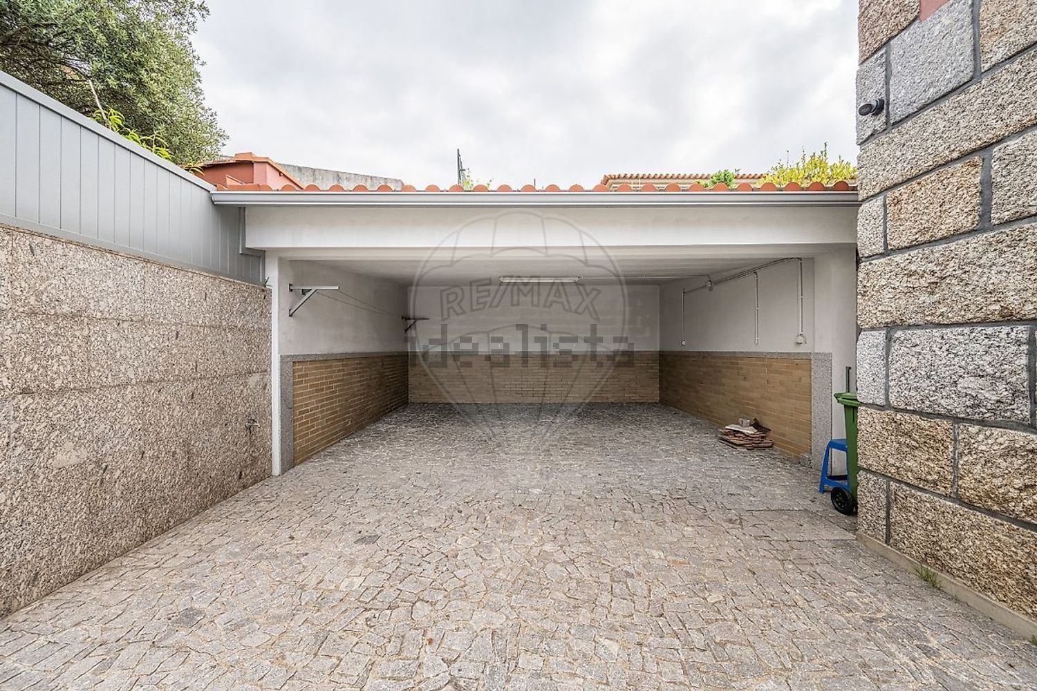 小楼房或独栋别墅出售在 Lugar de Ribeirinho, 4830-371 s/n - 停车位