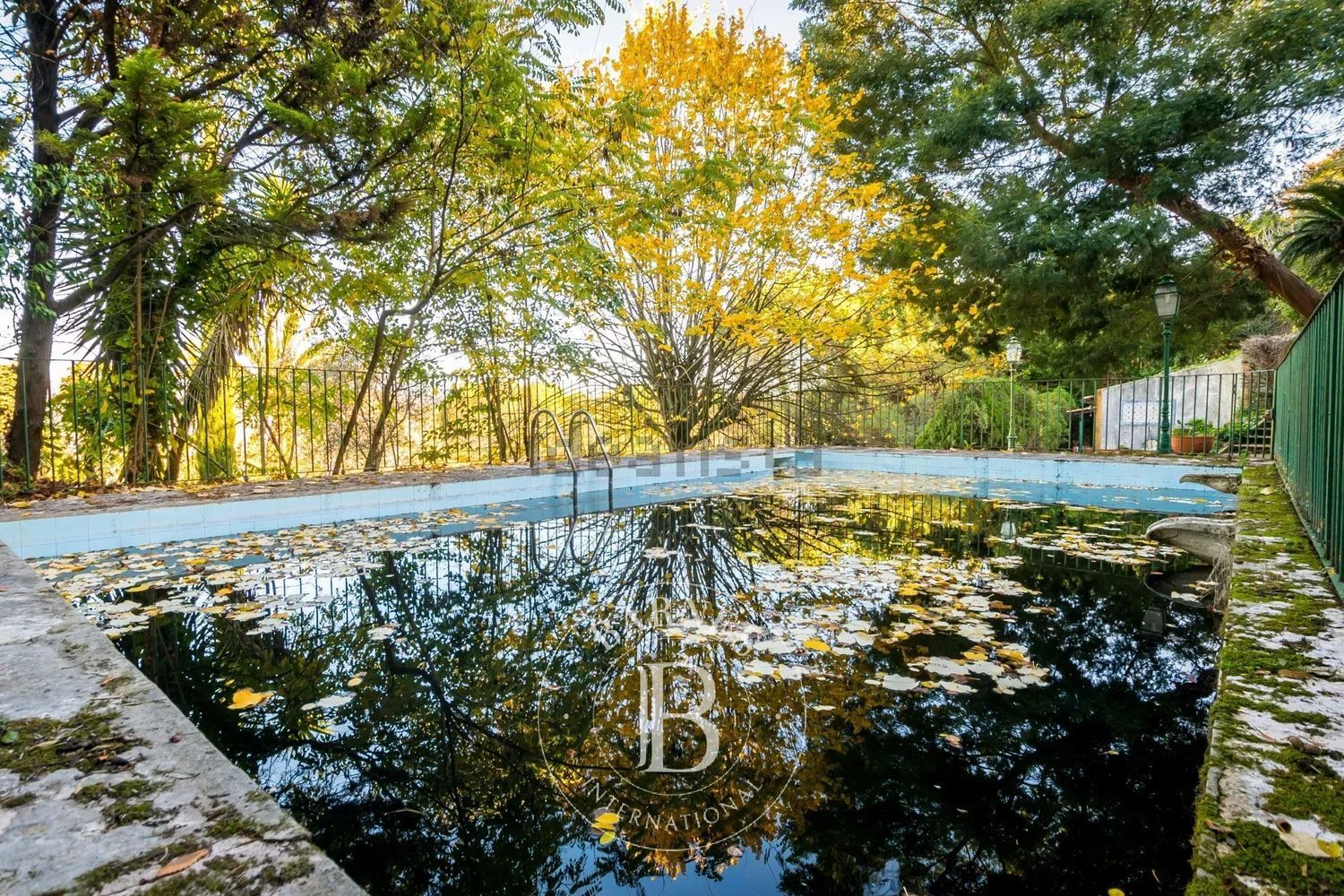 小楼房或独栋别墅出售在 Barro - Pinheiro de Loures - 花园