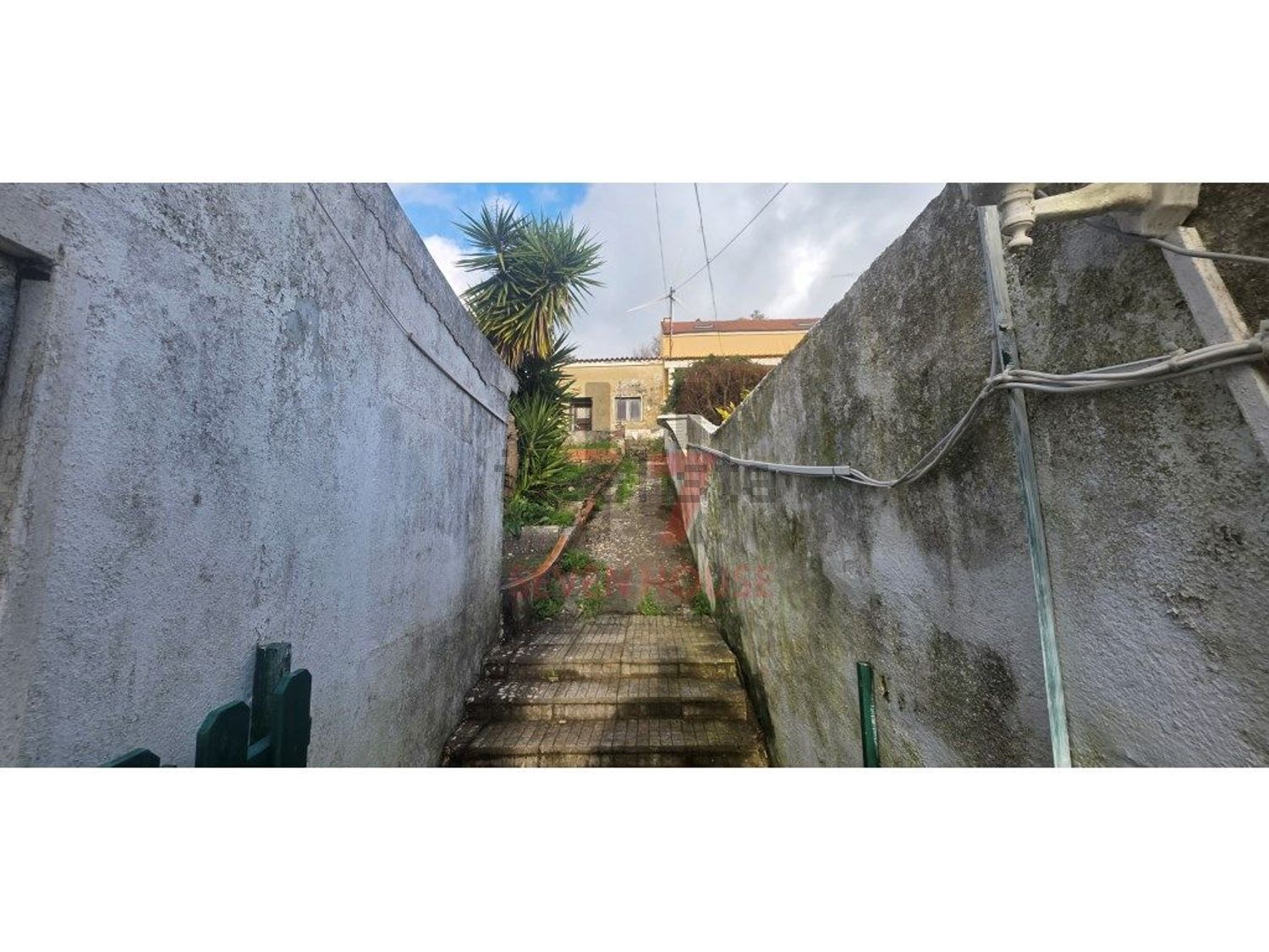 小楼房或独栋别墅出售在 Lousa - 详情