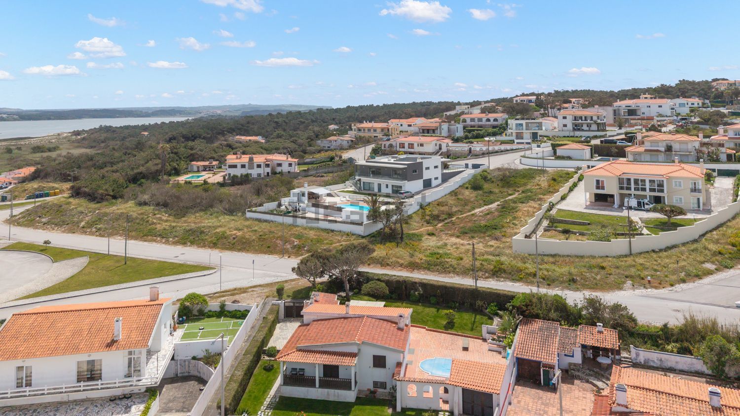 小楼房或独栋别墅出售在Bairro 15 - 照片