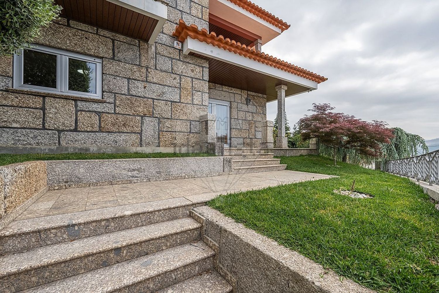 小楼房或独栋别墅出售在 Lugar de Ribeirinho, 4830-371 s/n - 入口 / 出口