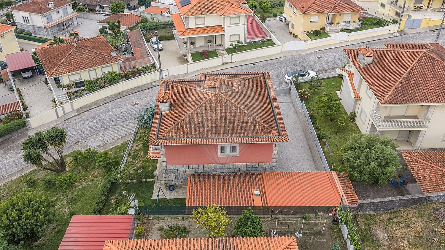 小楼房或独栋别墅出售在 Lugar de Ribeirinho, 4830-371 s/n - 外立面