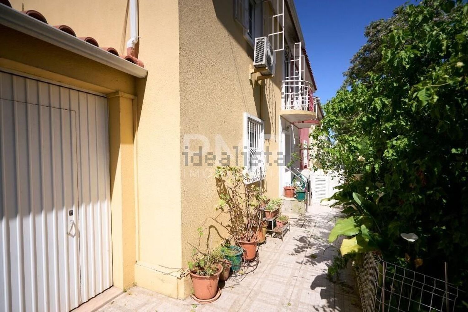 小楼房或别墅出售在 Bairro de Santa Cruz - 外立面