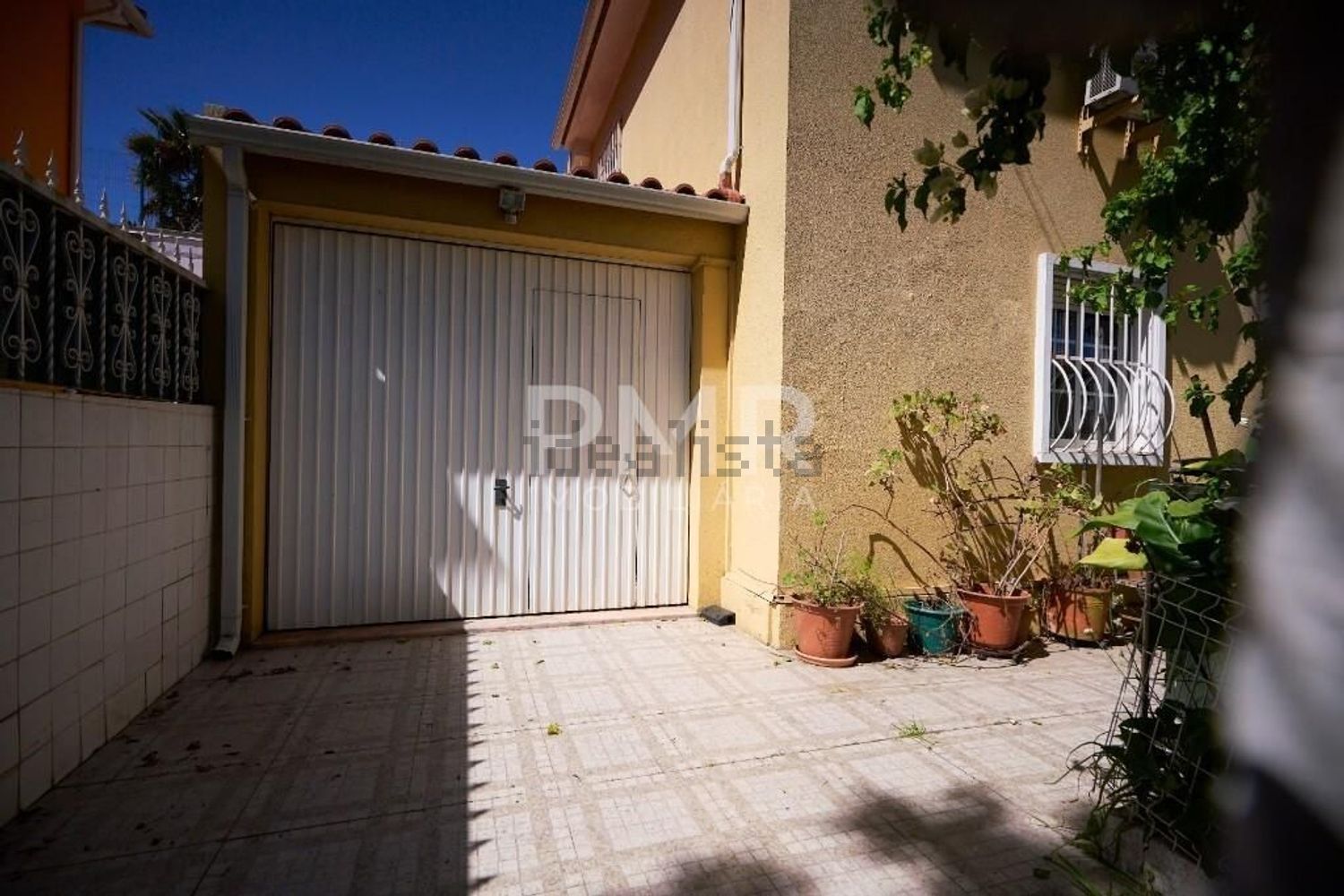 小楼房或别墅出售在 Bairro de Santa Cruz - 外立面
