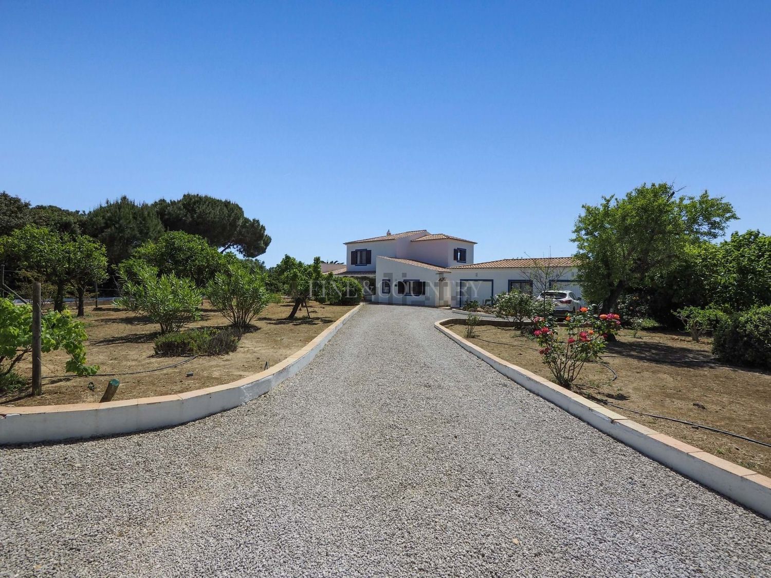 小楼房或别墅出售在Rua do Clube Carvoeiro s/n - 外立面