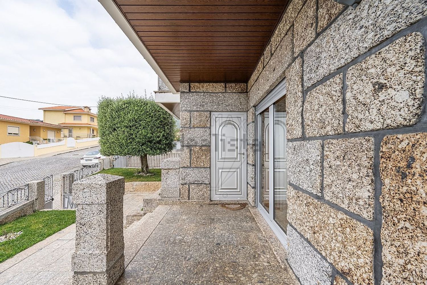小楼房或独栋别墅出售在 Lugar de Ribeirinho, 4830-371 s/n - 门廊
