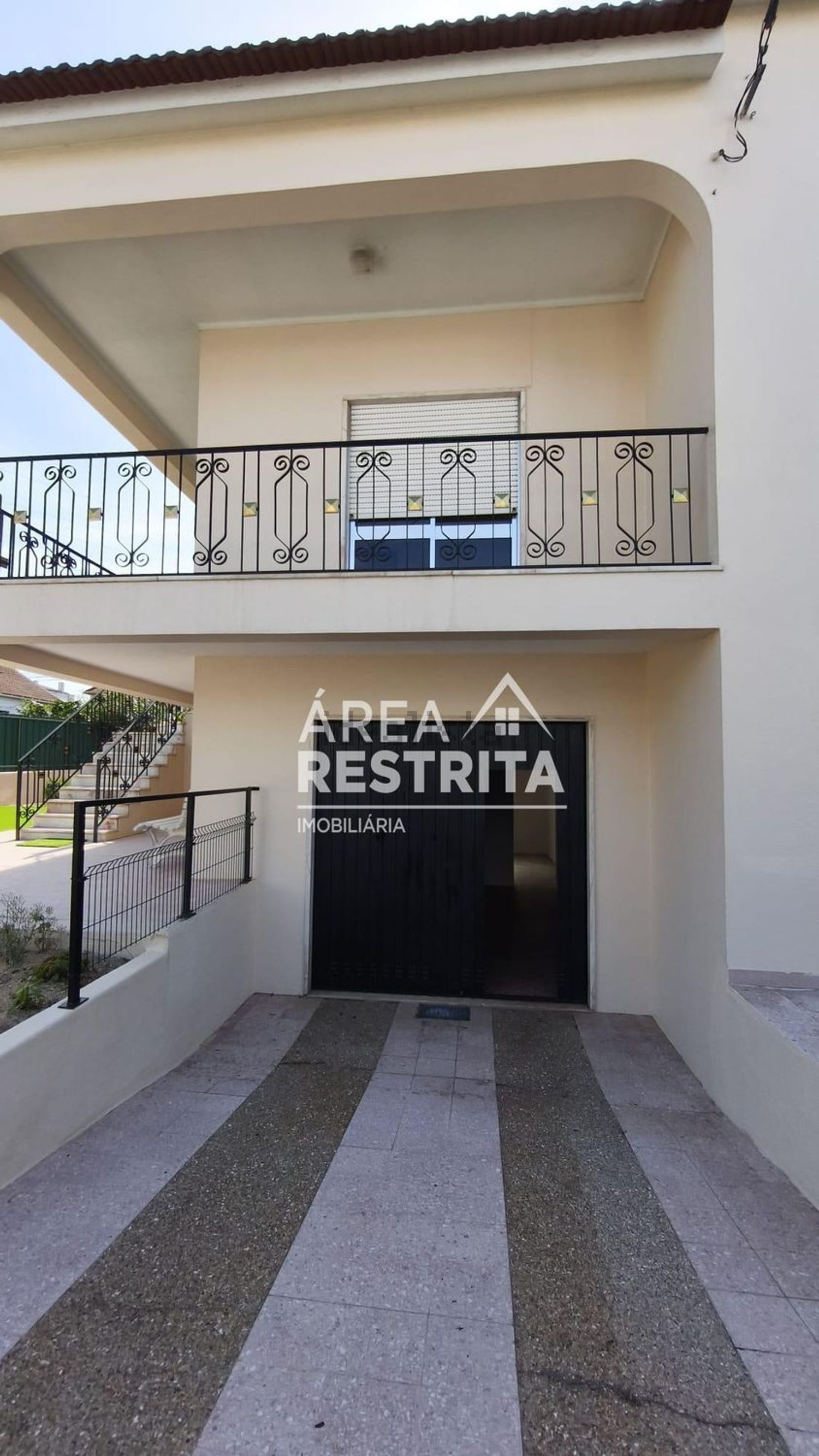 小楼房或独栋别墅出售在Rua Almada Negreiros s/n - 停车位