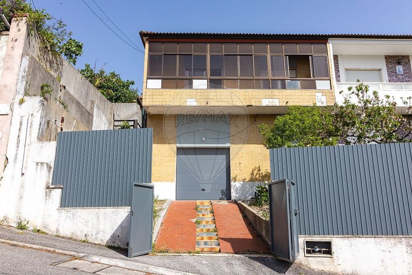小楼房或独栋别墅出售在Rua Olivença