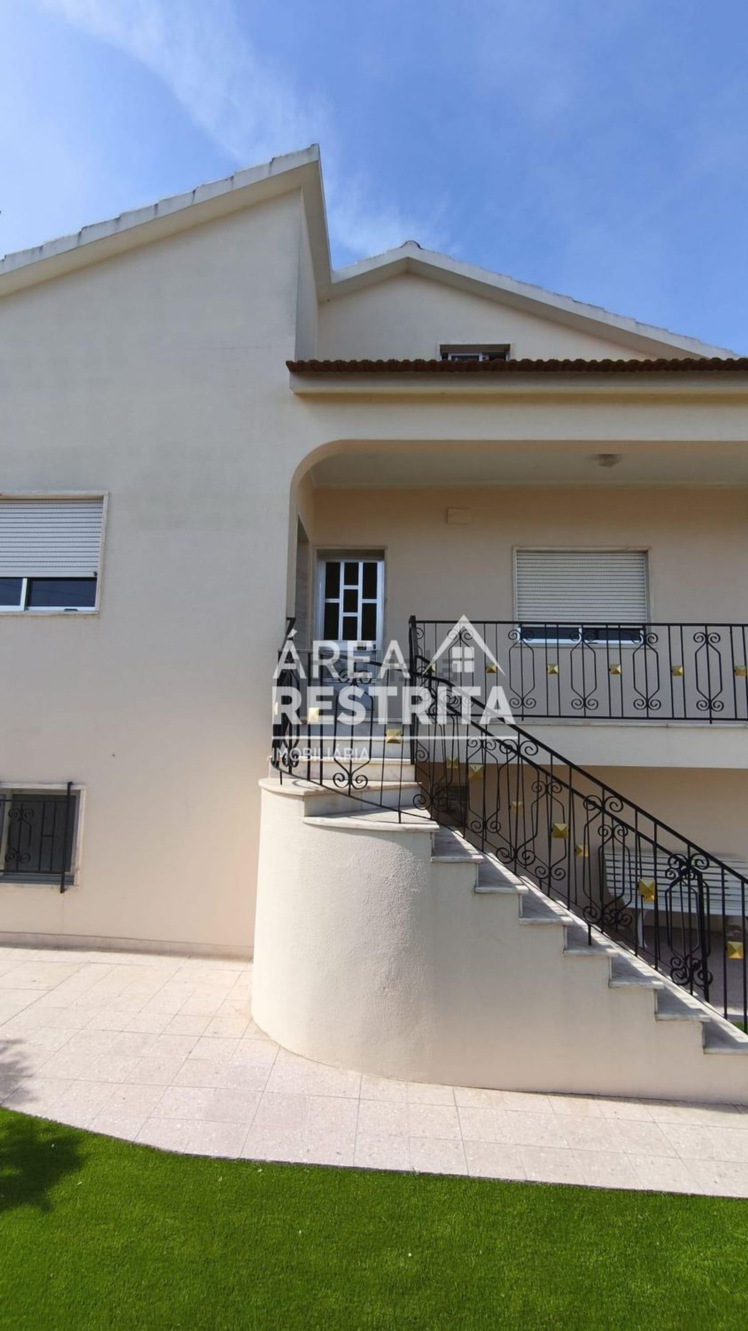 小楼房或独栋别墅出售在Rua Almada Negreiros s/n - 外立面
