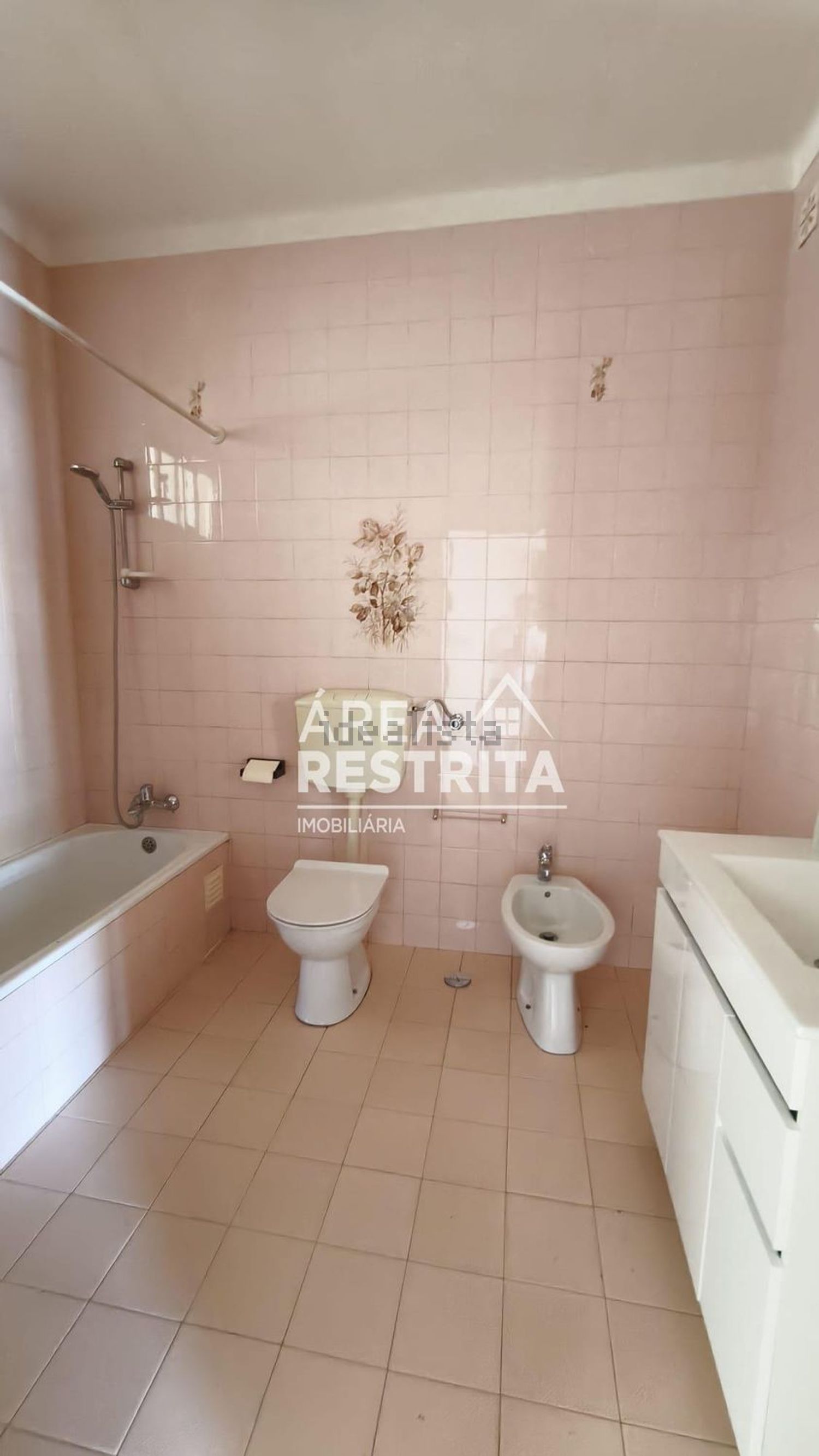 小楼房或独栋别墅出售在Rua Almada Negreiros s/n - 卫生间