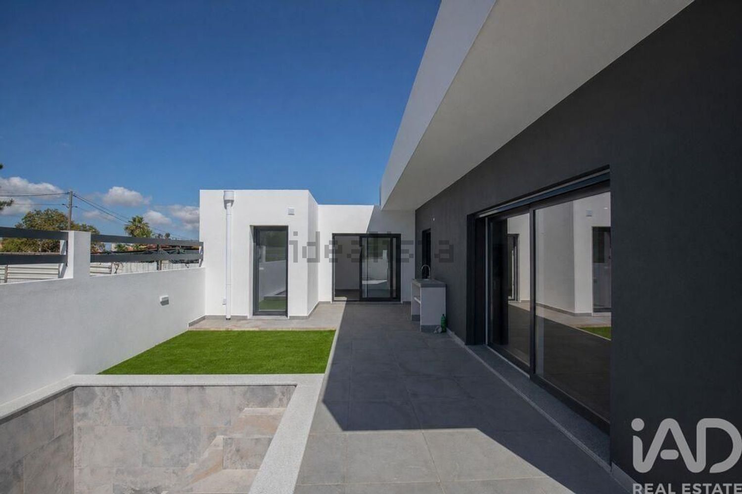 小楼房或独栋别墅出售在 Centro da Quinta do Conde - 外立面