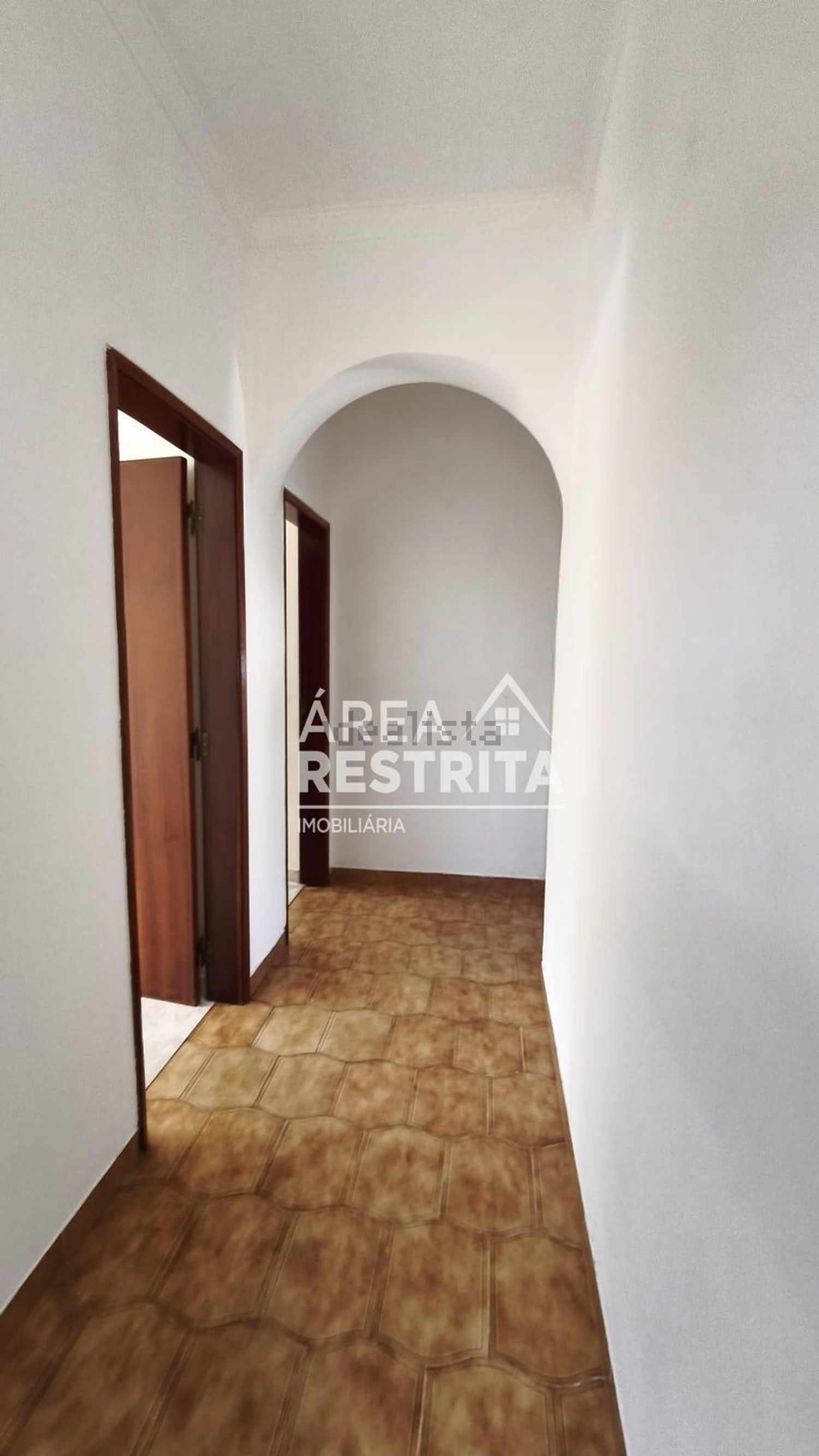 小楼房或独栋别墅出售在Rua Almada Negreiros s/n - 过道