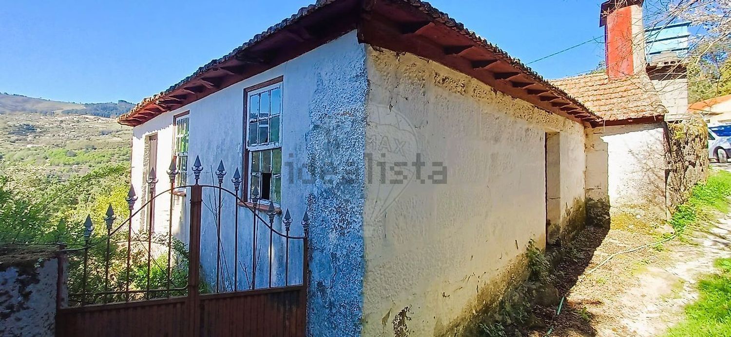 小楼房或独栋别墅出售在 Oliveira - 外立面