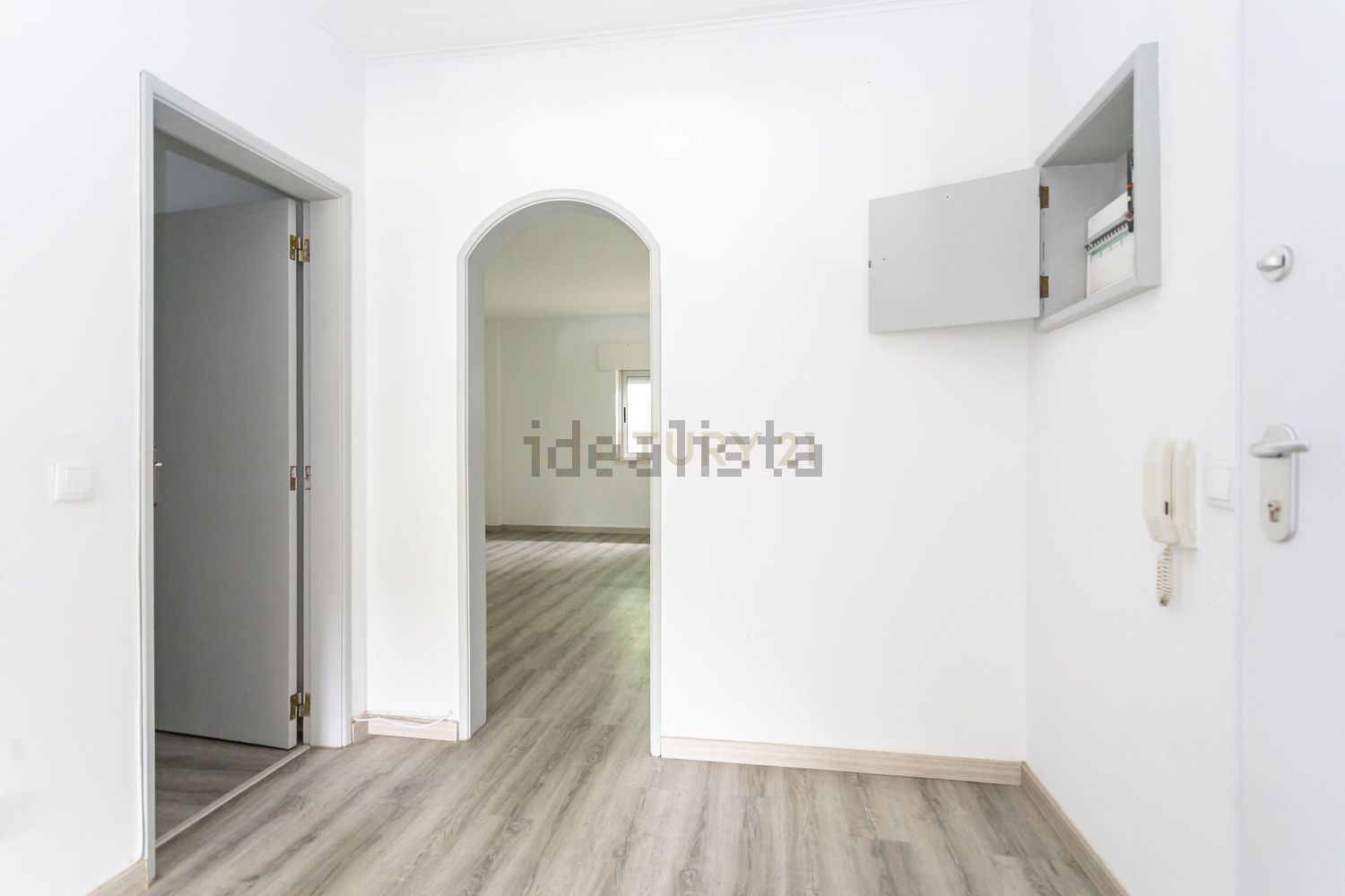 公寓 t2出售在Rua Cardeal Patriarca Dom António Ribeiro, 5 - 过道