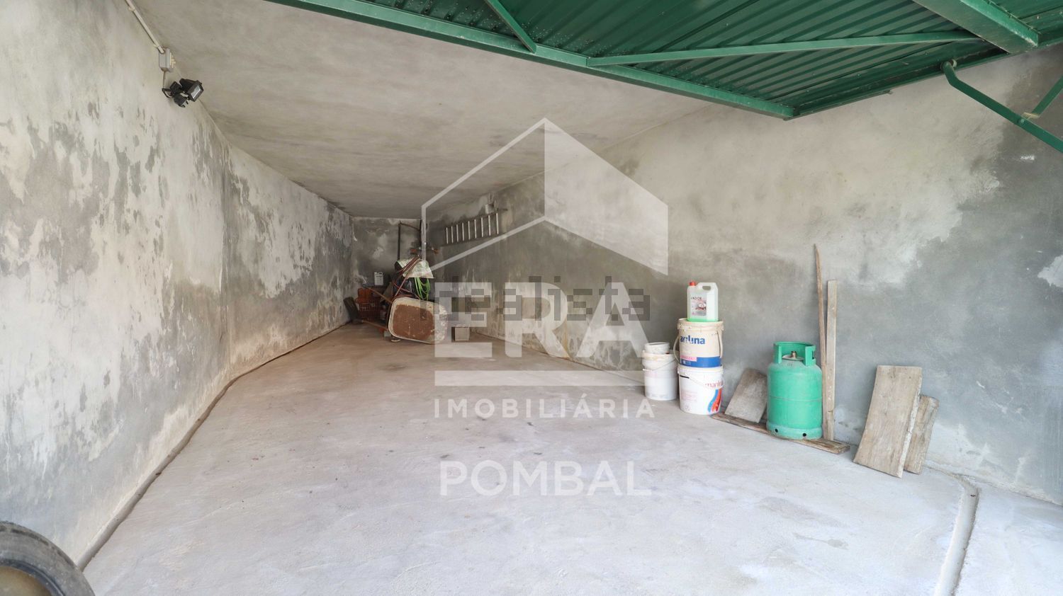 小楼房或独栋别墅出售在 Vila Cã - 停车位
