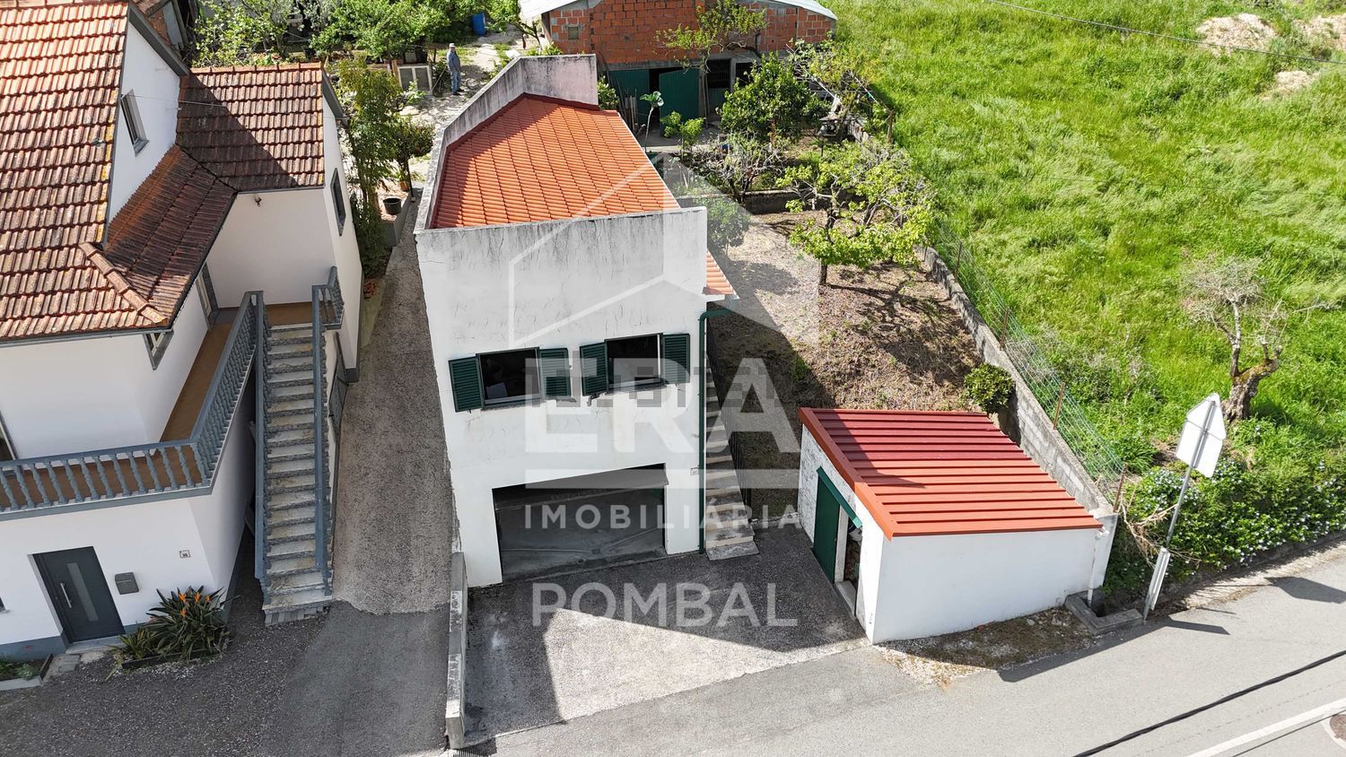 小楼房或独栋别墅出售在 Vila Cã - 外立面