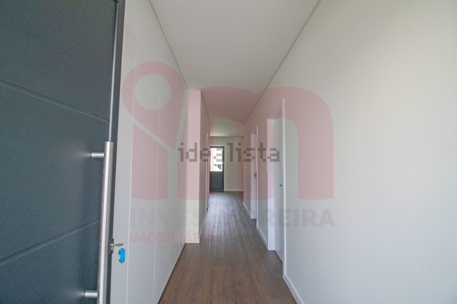 小楼房出售在Rua 4 Caminhos, 126 - 过道