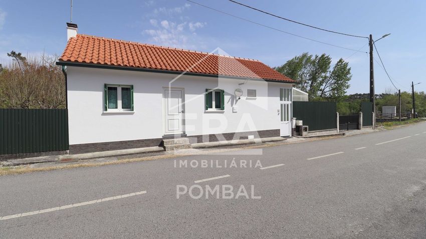 小楼房或独栋别墅出售在 Vila Cã