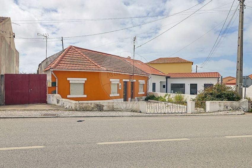 小楼房或独栋别墅出售在Rua Doutor Júlio Jorge Gouveia