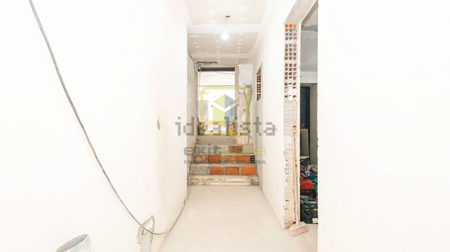 小楼房出售在Rua Meio, 4 - 过道