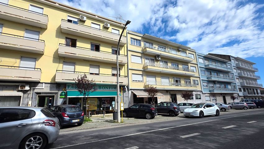 公寓 t3出售在Avenida Doutor António Rodrigues Manito, 14