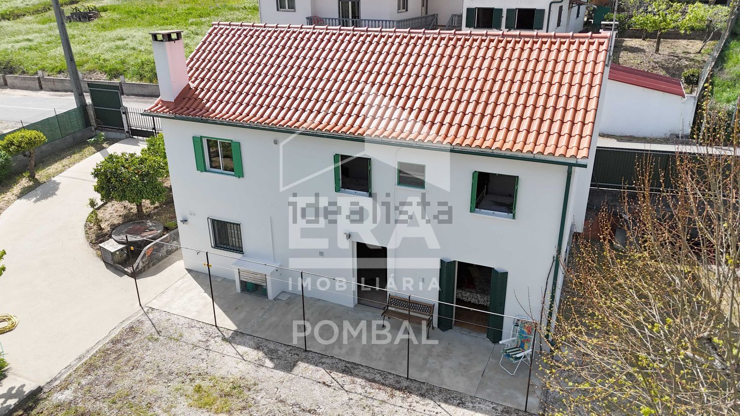小楼房或独栋别墅出售在 Vila Cã - 外立面