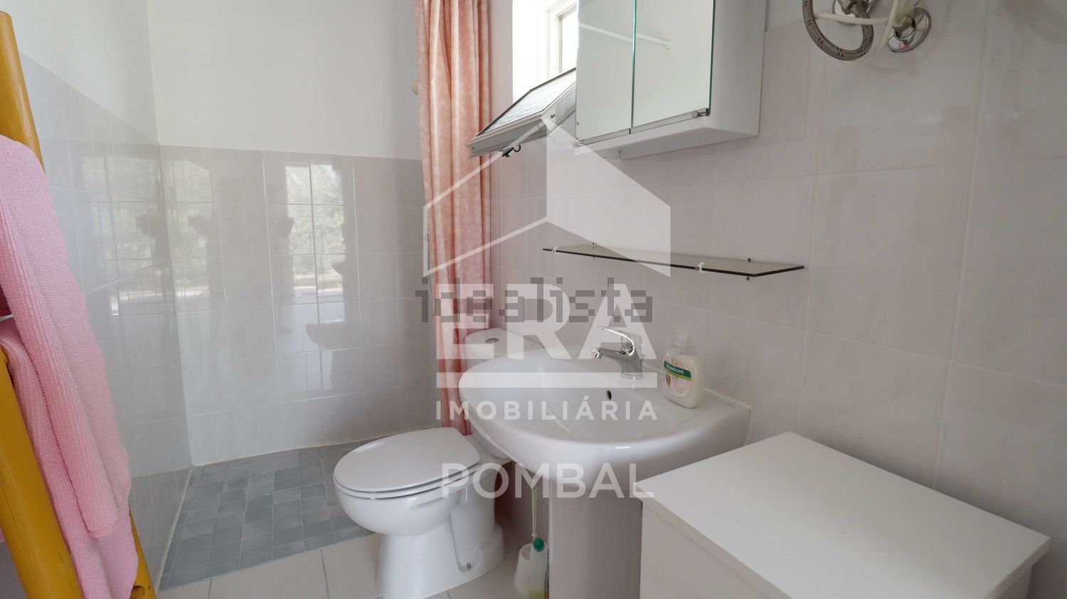 小楼房或独栋别墅出售在 Vila Cã - 卫生间