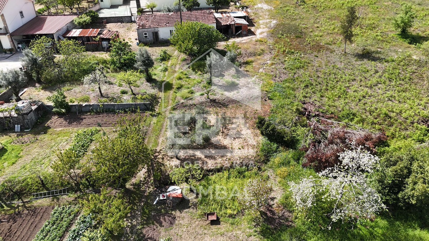 小楼房或独栋别墅出售在 Vila Cã - 花园