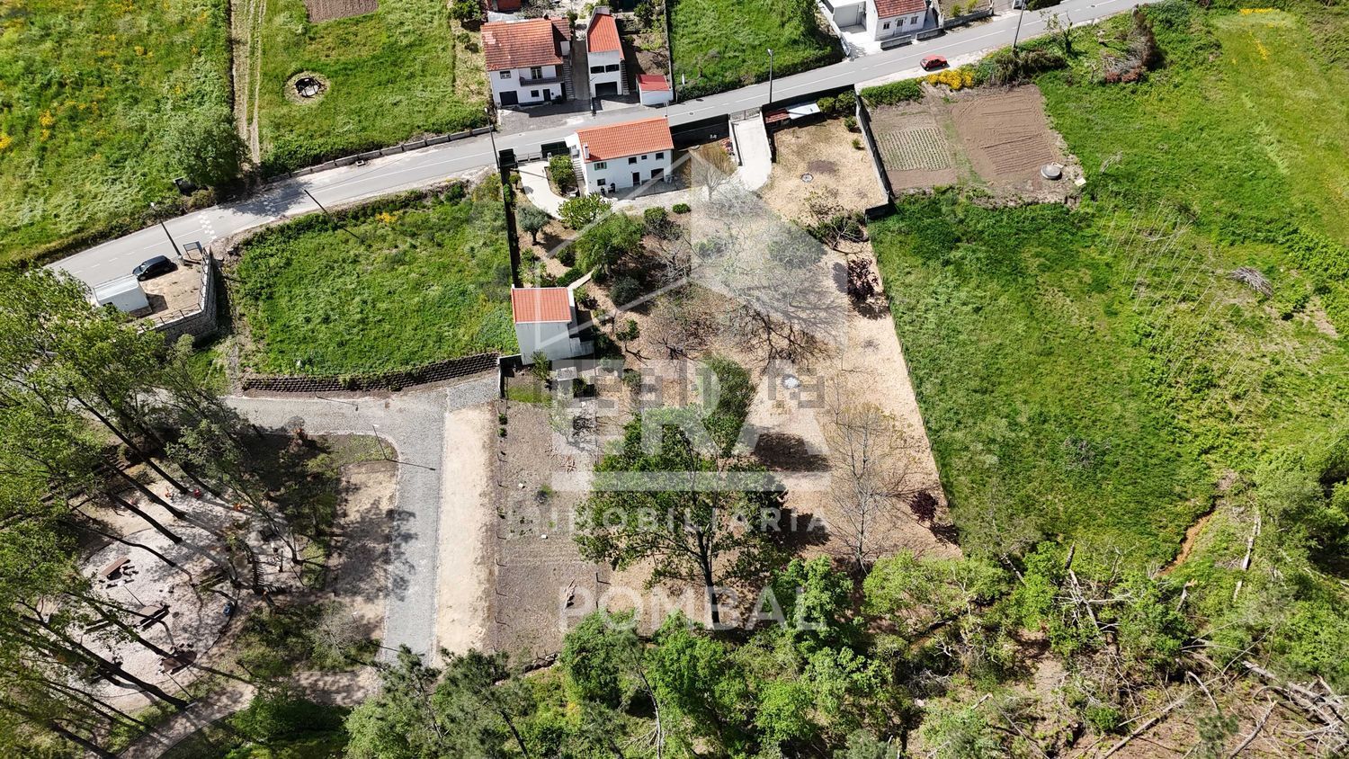 小楼房或独栋别墅出售在 Vila Cã - 花园