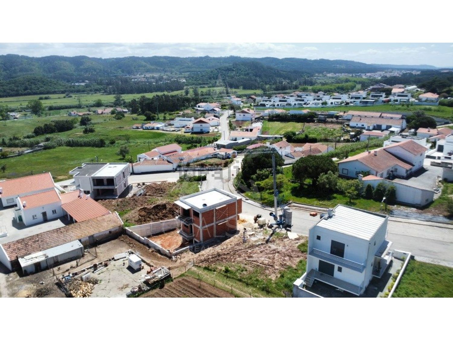 小楼房或独栋别墅出售在 Famalicão - 照片