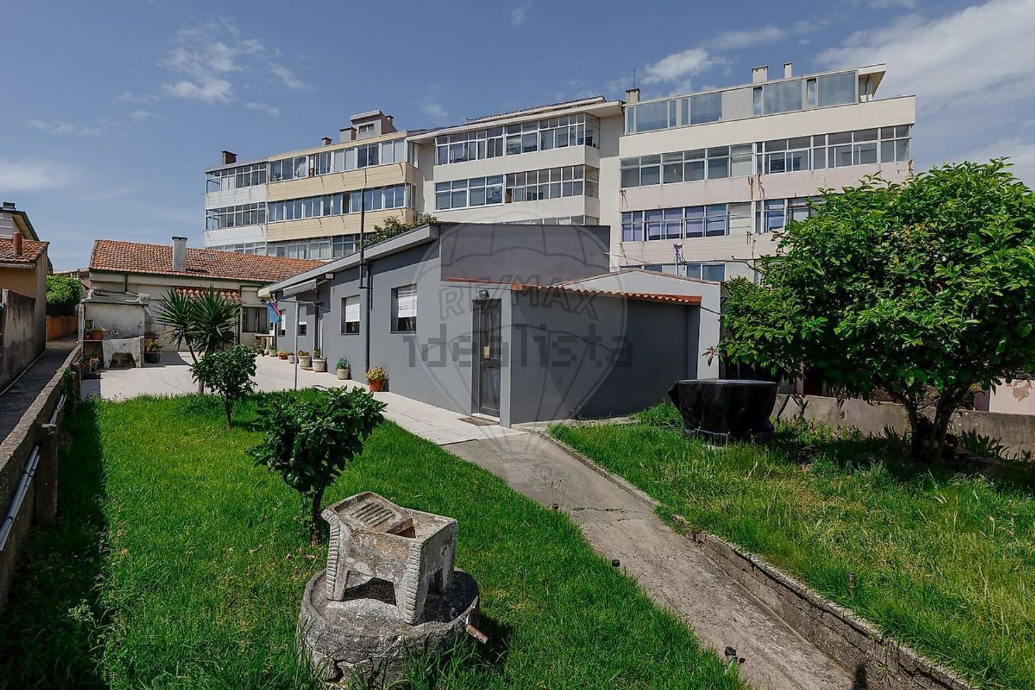 小楼房或独栋别墅出售在Rua de Martim Moniz - 外立面